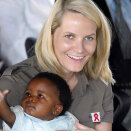 Kronprinsessen møtte syv måneder gamle Deborah på sykehuset i Chiradzulu. Deborahs mor har HIV, mens faren er HIV-fri.  (Foto: Knut Falch, Scanpix) 